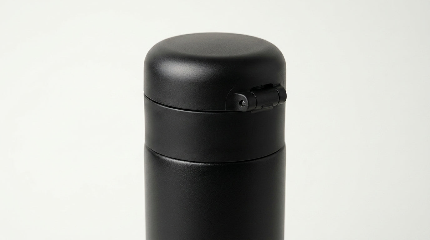 LAMOSE Emerald 16oz Onyx — steel lid close-up, 3/4 hero angle
